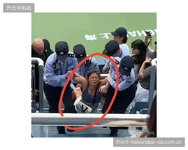 网球女将被风吹乱发怒摔球拍：竞技场上的坚持与失控